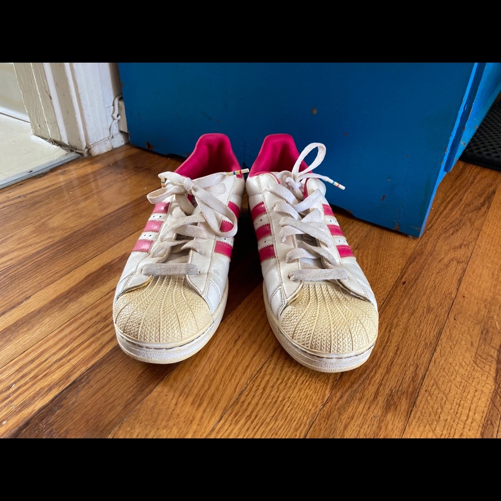 Leather Adidas Shell Toe w/Pink Stripes Size 9.5